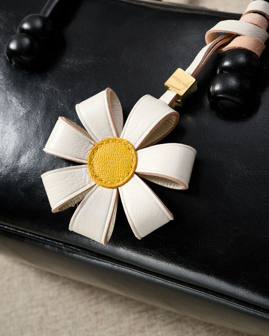 DAISY BAG CHARM