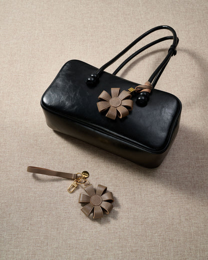 DAISY BAG CHARM