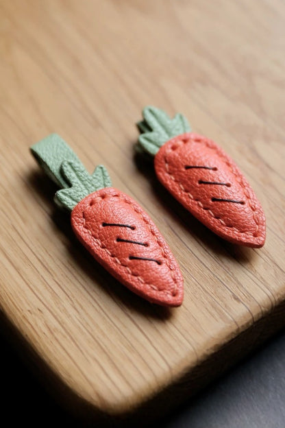 RABBIT WITH CARROT CHARM